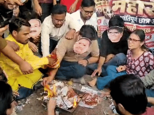 प्रदर्शन कर रहे अभ्यर्थियों ने सरकार को सद्बुद्धि देने के लिए यज्ञ भी किया।