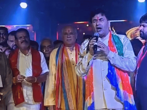 भूपेश बघेल ने महाआरती की, इसके बाद वे मंच पर पहुंचे।