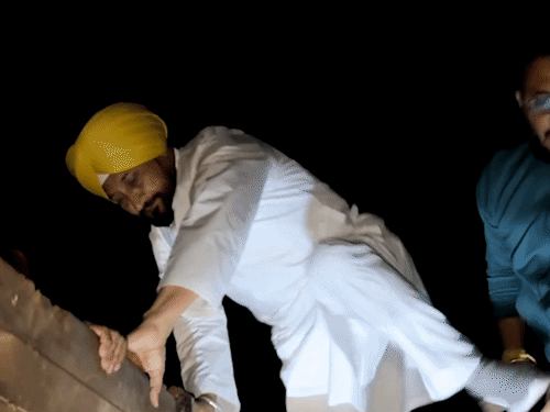 टिप्पर में बैठते हुए चरणजीत सिंह चन्नी।
