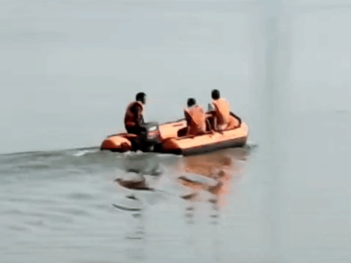 नर्सिंग ऑफिसर स्नेहलता के शव की तलाश करती टीम।