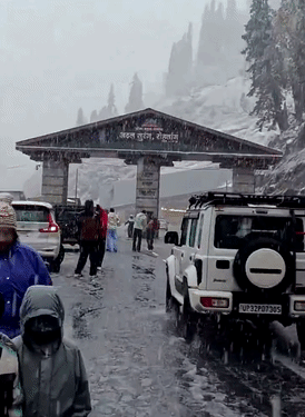 मनाली में अटल टनल के पास बर्फबारी के दौरान का नजारा। यहां अधिकतम तापमान सामान्य से 9.9 डिग्री गिरकर 11.2 डिग्री पर पहुंच गया।