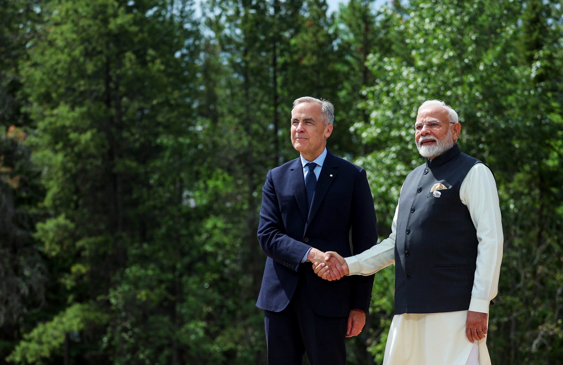 कनाडा में G7 शिखर सम्मेलन के दौरान PM मोदी और कनाडा के प्रधानमंत्री कार्नी। तस्वीर जून 2025 की है।