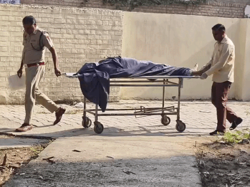 दीपक के शव को पोस्टमॉर्टम के लिए लेकर जाते पुलिसकर्मी। पुलिस ने पत्नी के बयान पर इत्तफाकिया रिपोर्ट दर्ज की। पुलिस ने पोस्टमॉर्टम के बाद शव परिवार को सौंप दिया।