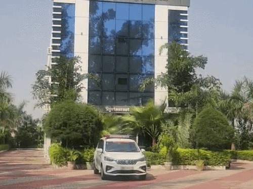 होटल में जांच करने के लिए पहुंची थाना सदर पिहोवा पुलिस।
