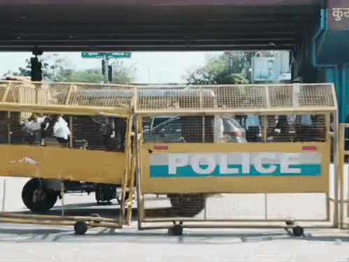 पिपली गीता द्वार के पास बैरिकेड्स लगाकर बंद किया गया रास्ता।