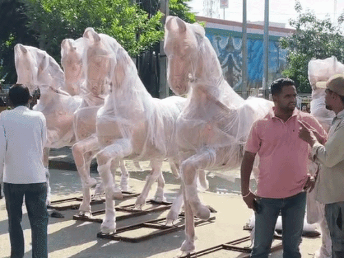 रथ के आगे FRB मैटेरियल से बने घोड़े लगेंगे।।