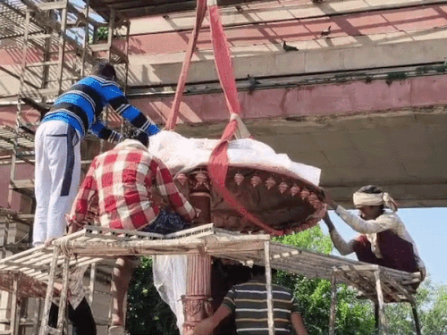 क्रेन के जरिए रथ को द्वार के ऊपर स्थापित किया जाएगा।