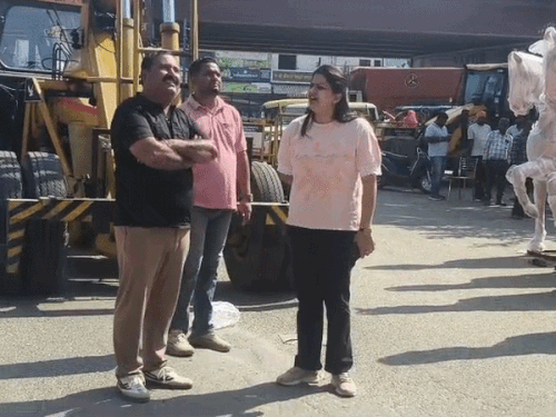 नगर परिषद और निर्माण एजेंसी के अधिकारी।