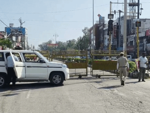 गीता द्वार की ओर जाने वाले रास्ते को बंद कर रूट डायवर्ट किया गया।