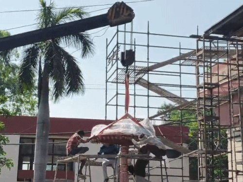 1200 किलो वजनी रथ को क्रेन के जरिए गेट पर रखा जाएगा।