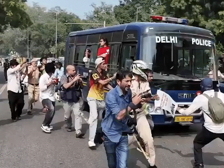 10 अक्टूबर को ज्ञानेश कुमार के इस्तीफे को मांग लेकर निकले प्रदर्शनकारियों को पुलिस ने जगह-जगह बैरिकेडिंग कर रोका।