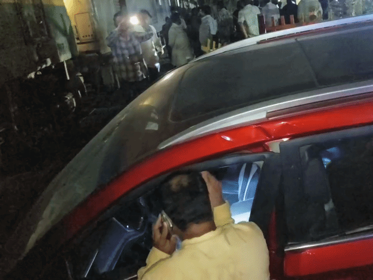 टक्कर के बाद कार को क्रेन के बाद एक तरफ कर रखा गया।