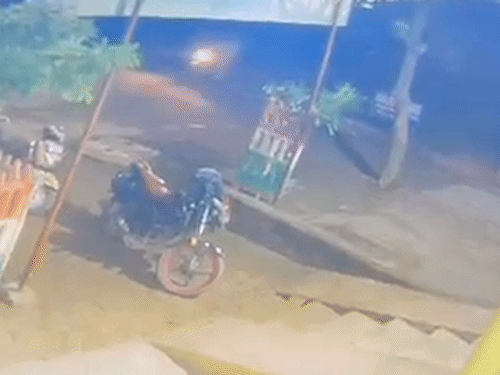 ये घटना का CCTV फुटेज है। DCM की चपेट में आने से लड़की घिसटते हुए दिख रही है।