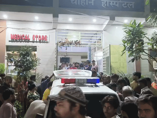 अस्पताल के बाहर लोगों की भारी भीड़ लग गई। सूचना पाकर परिजन अस्पताल पहुंचे।