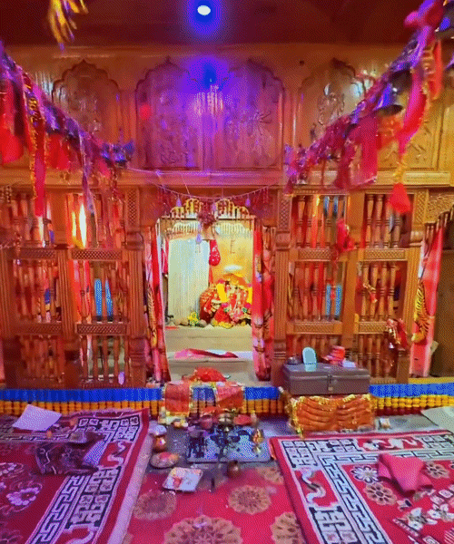 अंदर से ऐसा दिखता था मां भगवती का मंदिर।