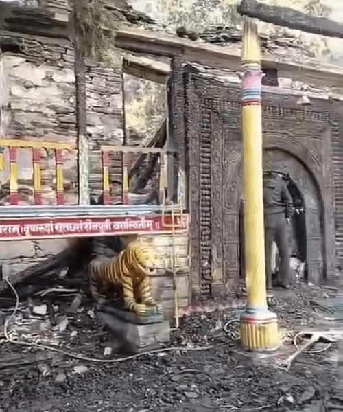 लकड़ी की बेजोड़ नक्काशी से बना था मंदिर। घटना के बाद की तस्वीर।