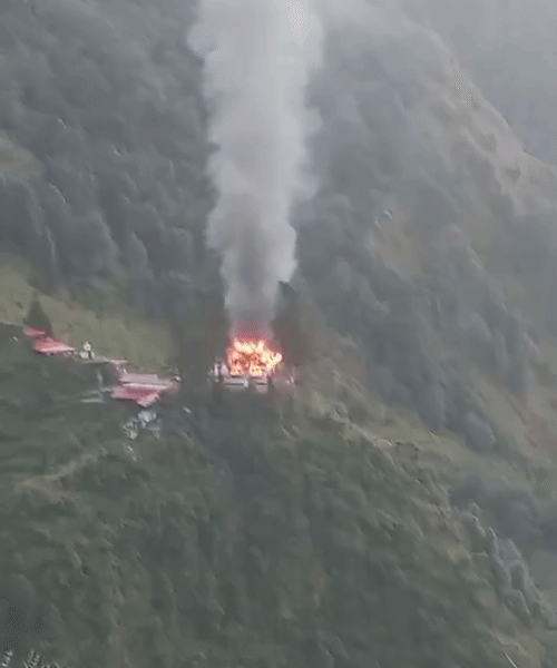 बदियाकोट गांव के प्रसिद्ध मां भगवती मंदिर में नवरात्रि के पावन पर्व (छठे दिन) पर अचानक भीषण आग लग गई।