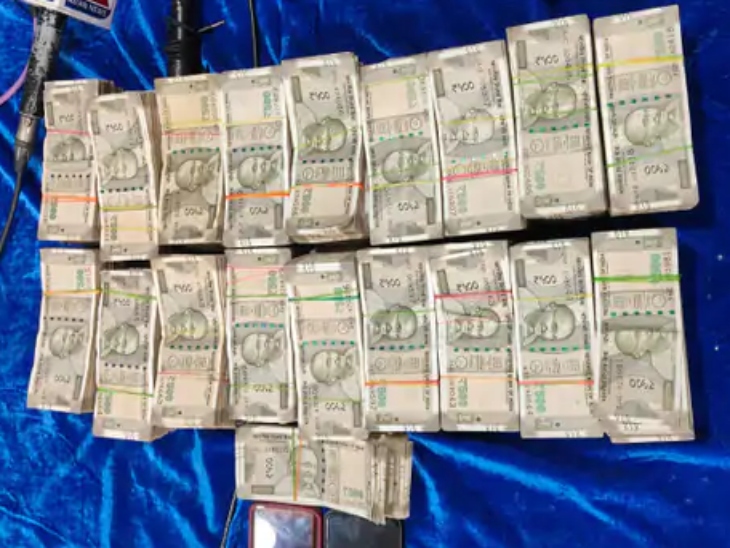 पुलिस ने पूरे 53 लाख रुपए आरोपियों के पास से बरामद कर लिए हैं।