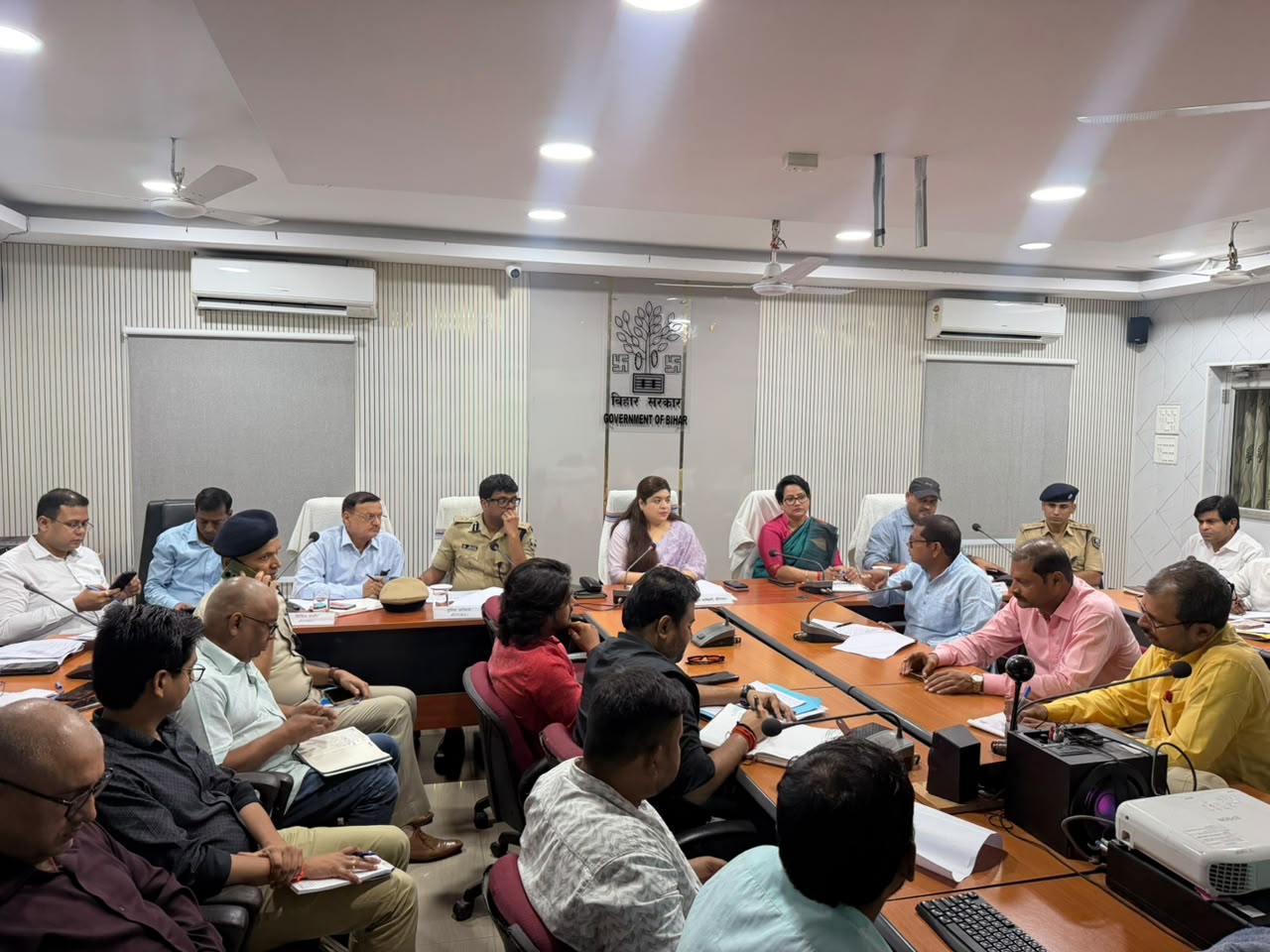 समीक्षा बैठक में शामिल डीएम, एसपी और अन्य अधिकारी।