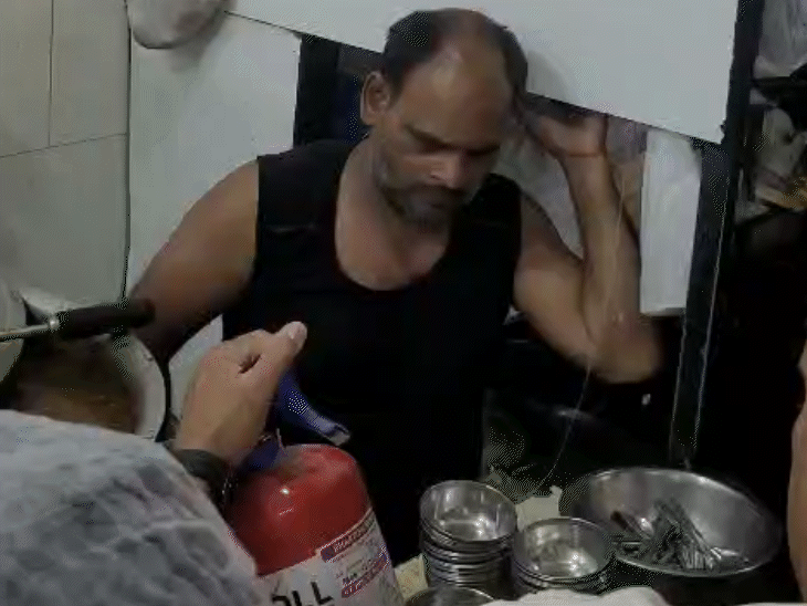 छोले भटूरे की दुकान में कोने में रखा फायर एक्सटिंग्विशर।