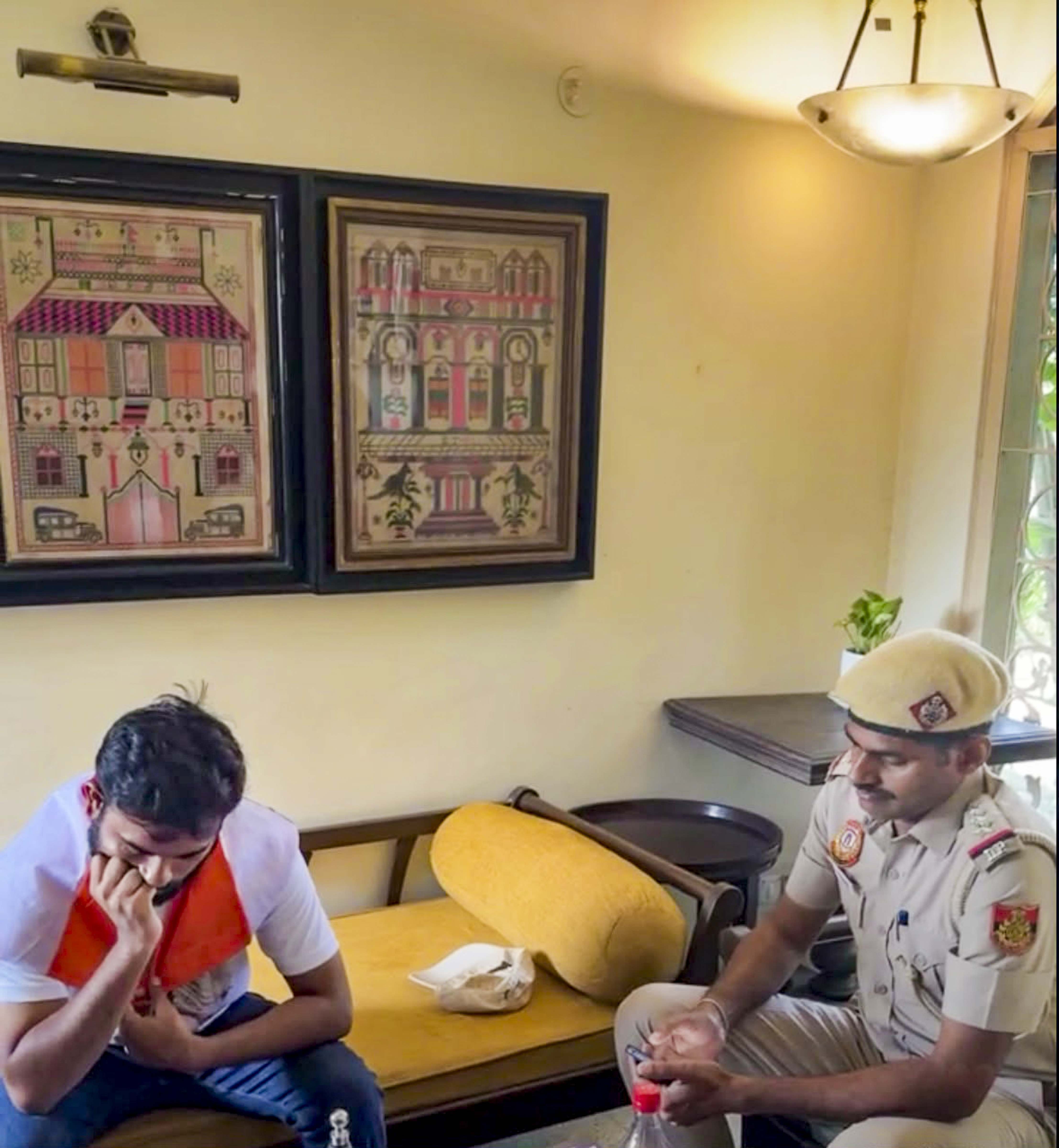 अभिजीत दीपके दिल्ली में NCP-SCP के प्रवक्ता अनीश गावंडे के घर रुके थे। पुलिस उन्हें प्रदर्शन न करने के लिए समझाने गई थी।
