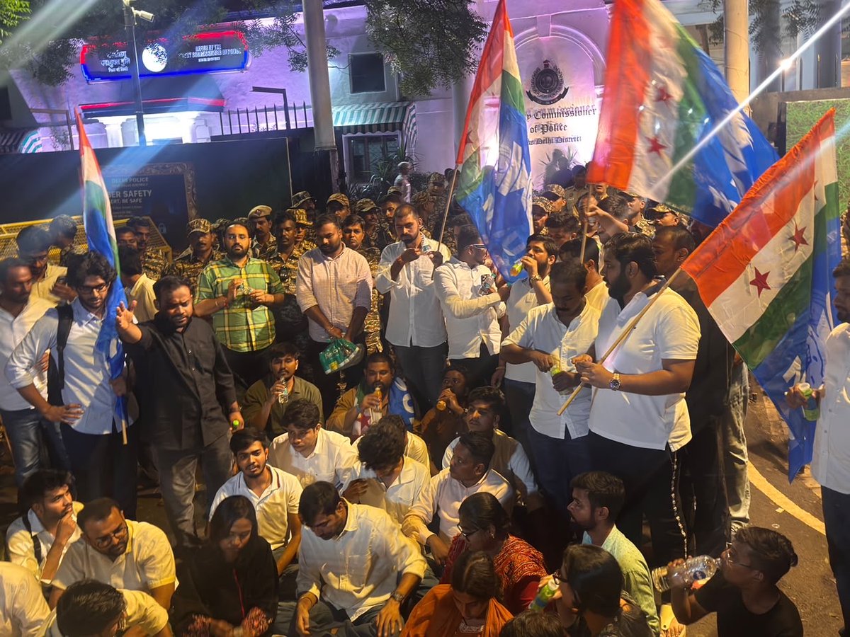 NSUI कार्यकर्ताओं ने दिल्ली में संसद मार्ग पुलिस स्टेशन के बाहर प्रदर्शन किया।