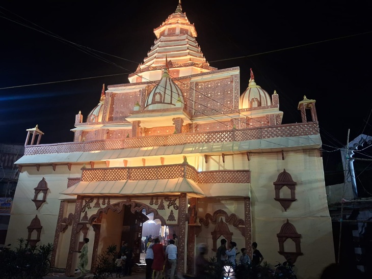 मुजफ्फरपुर के महेश बाबू चौक पर अक्षरधाम मंदिर जैसा पंडाल बनाया गया है।