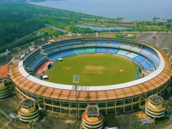 शहीद वीर नारायण सिंह इंटरनेशनल क्रिकेट स्टेडियम में शाम 7 बजे पहला टी-20 इंटरनेशनल मुकाबला खेला जाएगा।