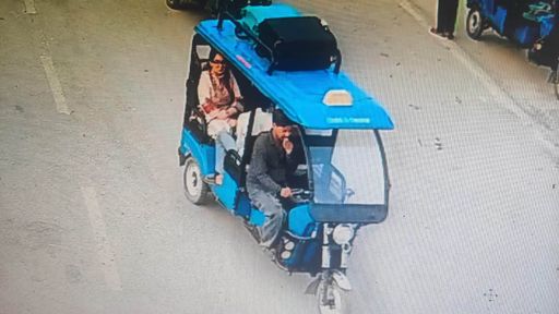 सीन-2: दूसरे CCTV में श्रद्धा की बहन रश्मि ई-रिक्शे में बैठी है। उसके सामने आदिल बैठा है।