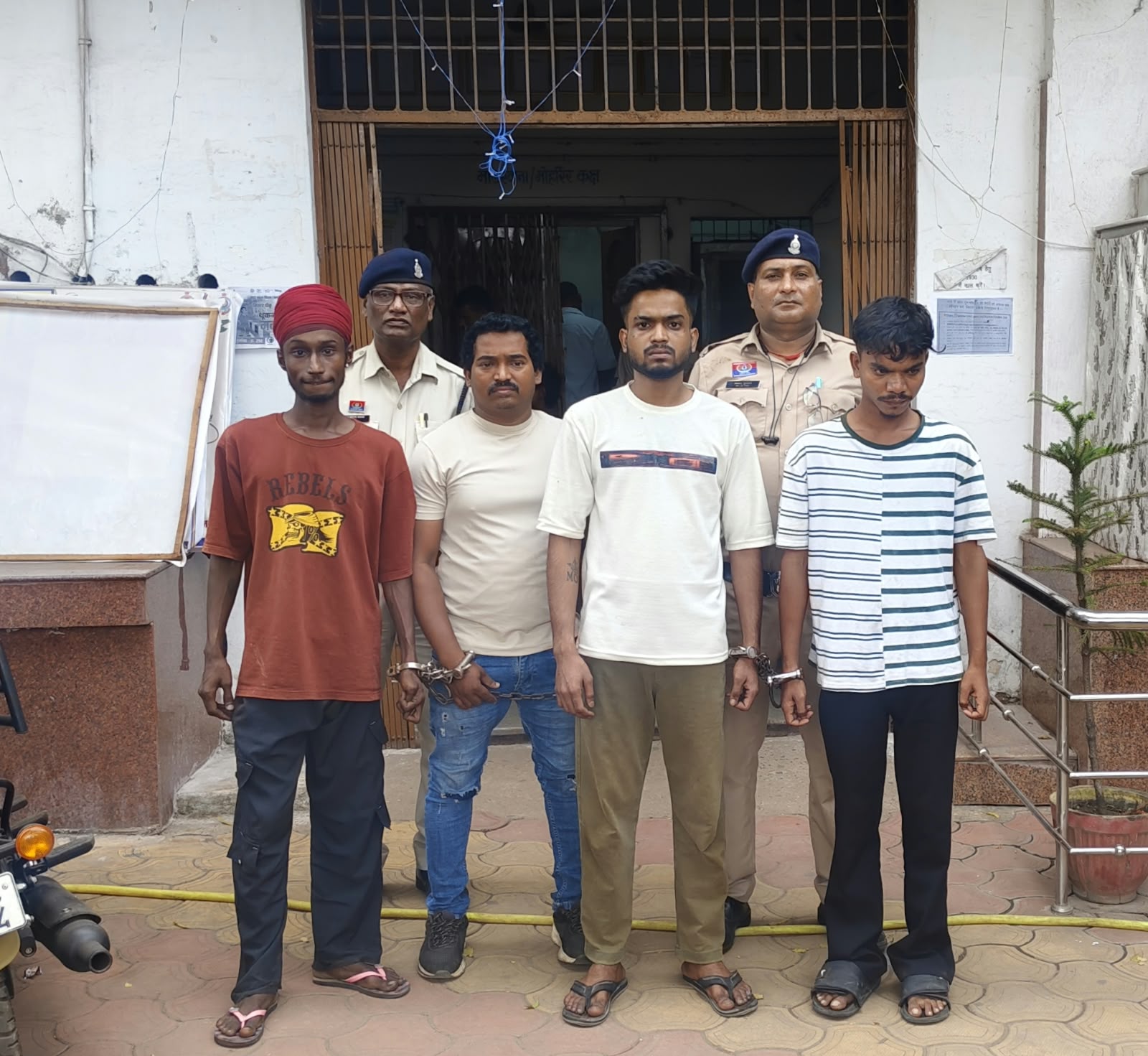 खुर्सीपार पुलिस ने आरोपियों को किया गिरफ्तार।