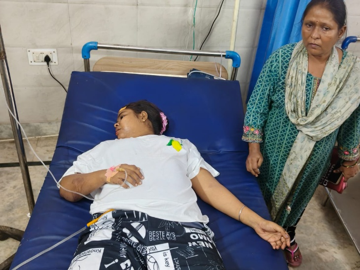 घायल लड़कियों का इलाज चल रहा है। पुलिस के अधिकारी भी अस्पताल पहुंचे।