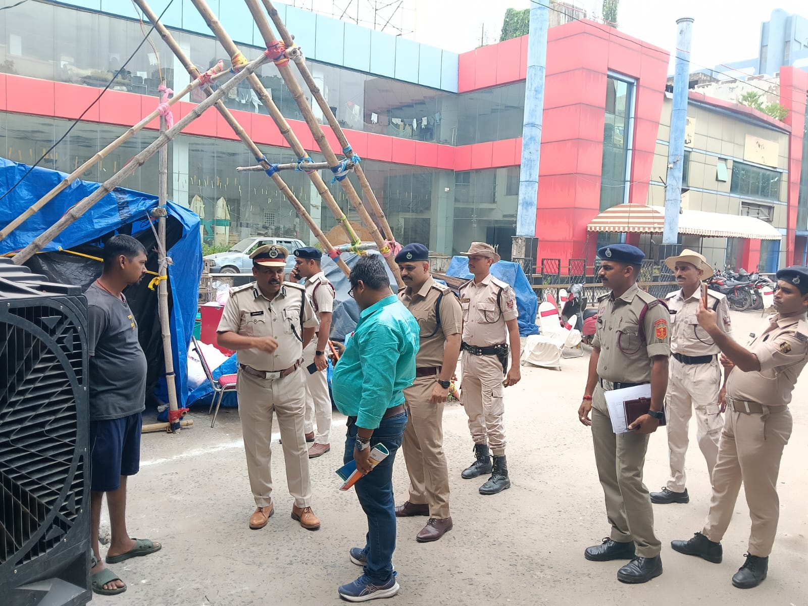 दुर्गा पूजा पंडाल का निरीक्षण करते फायर DIG।