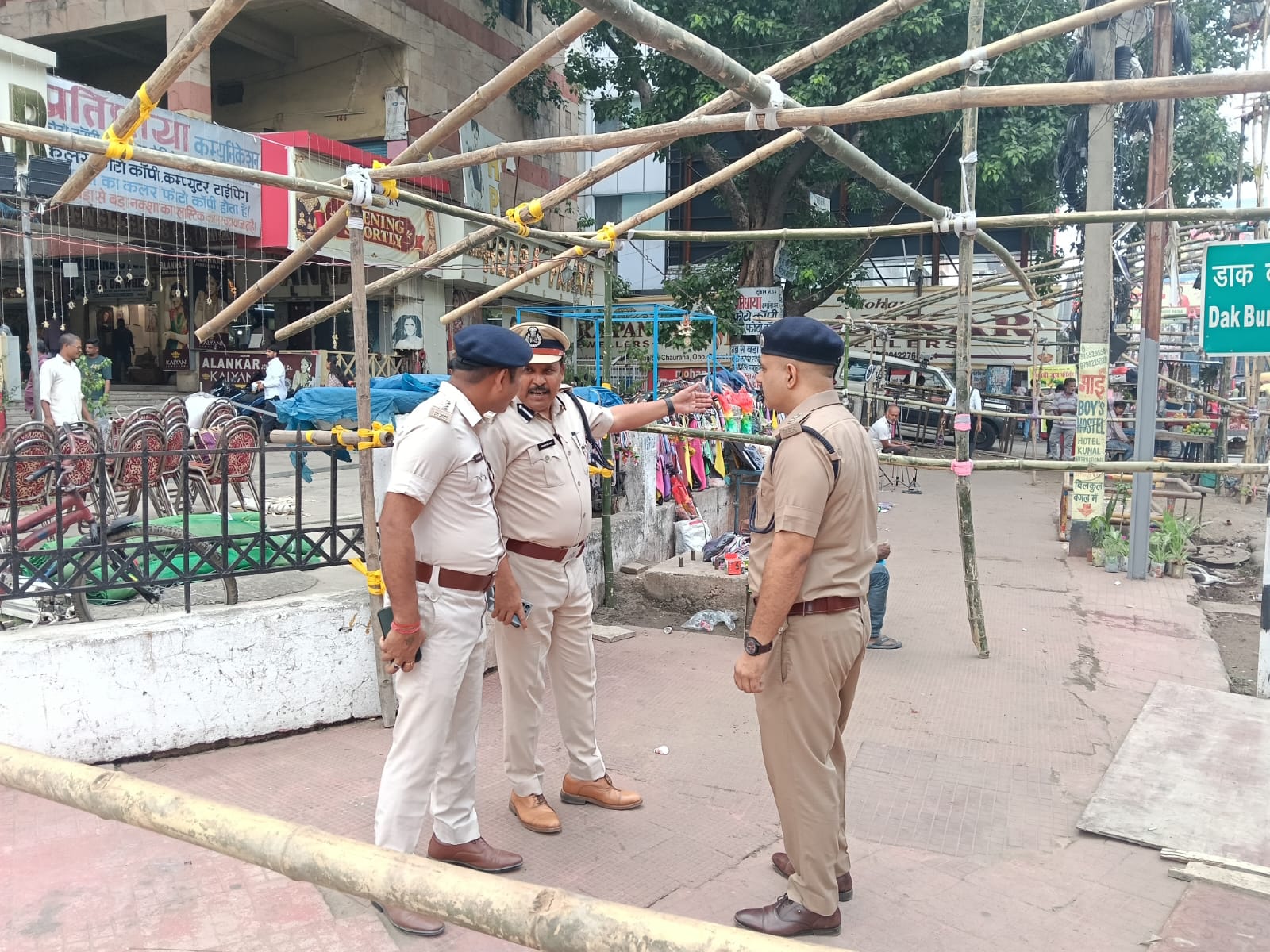 पुलिस अधिकारियों को निर्देशित करते फायर DIG मनोज कुमार नट।