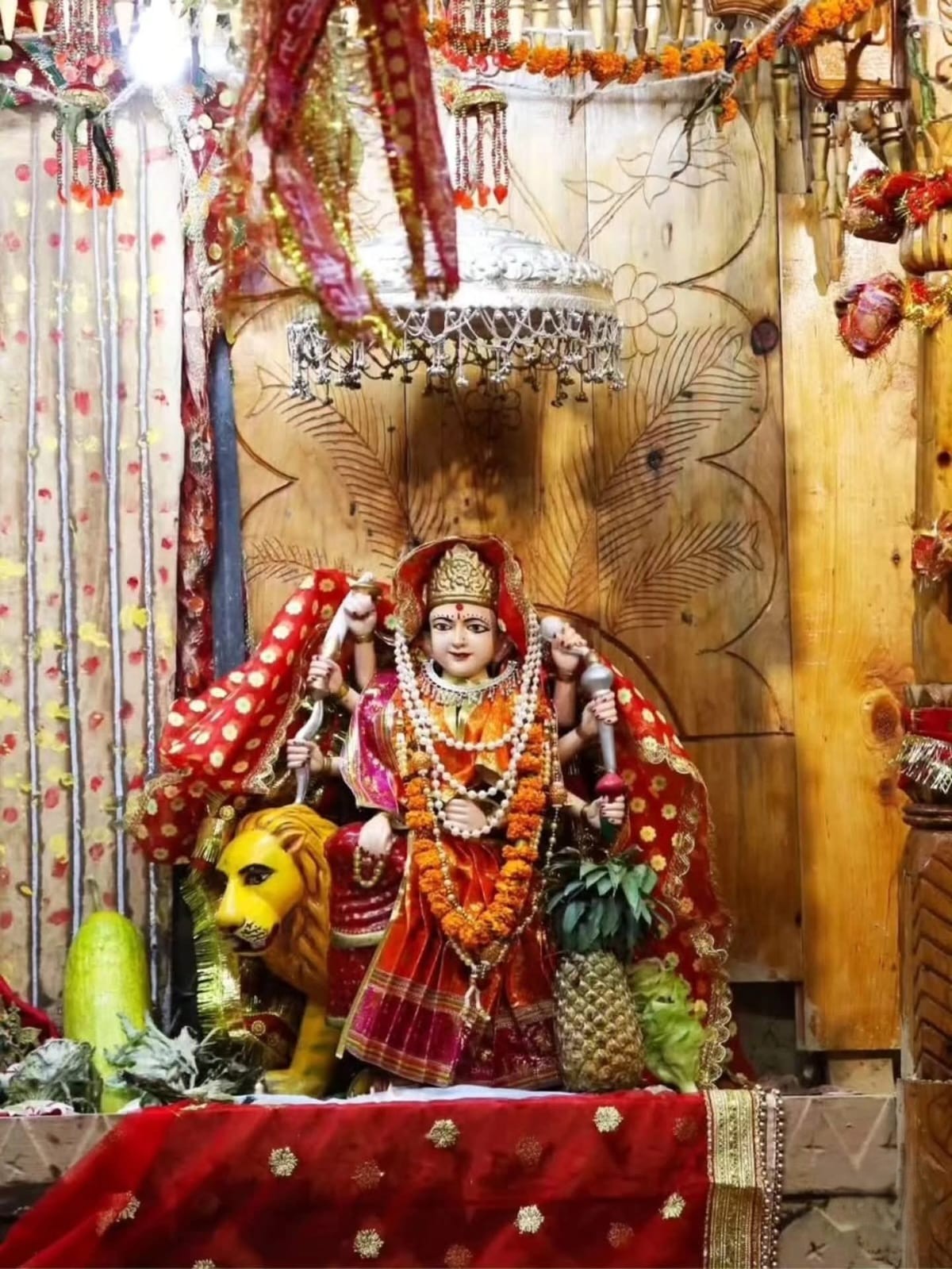 मंदिर के अंदर मां भगवती की प्रतिमा ऐसी थी।