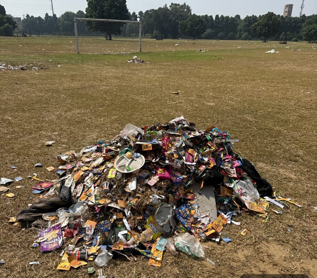समारोह के दौरान यूज किया गया प्लास्टिक का सामान।