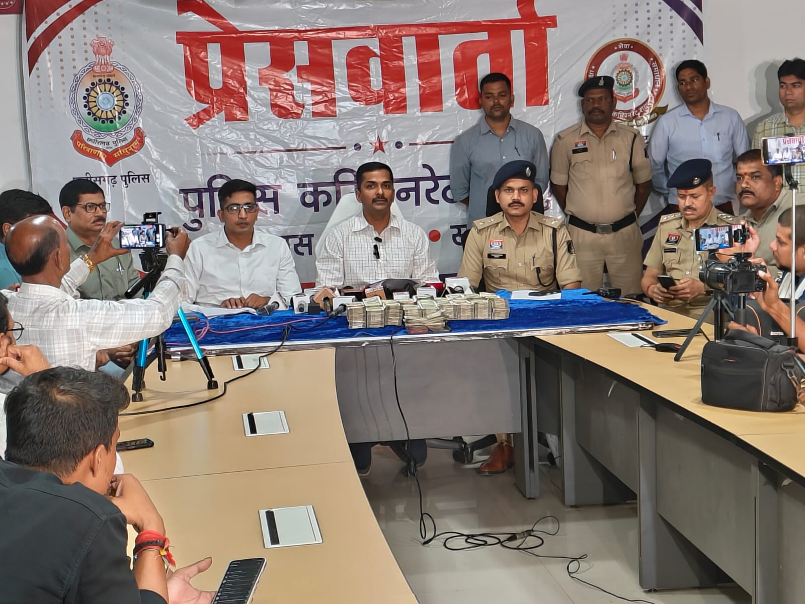 मामले का खुलासा करती हुई रायपुर पुलिस।