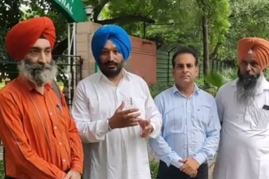 पीएसी के सदस्य जानकारी देते हुए।