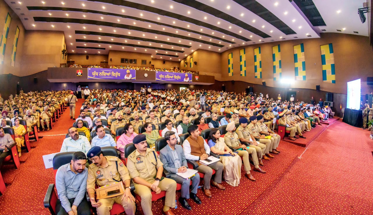 रिव्यू मीटिंग में शामिल हुए पंजाब भर से प्रशासनिक अधिकारी।