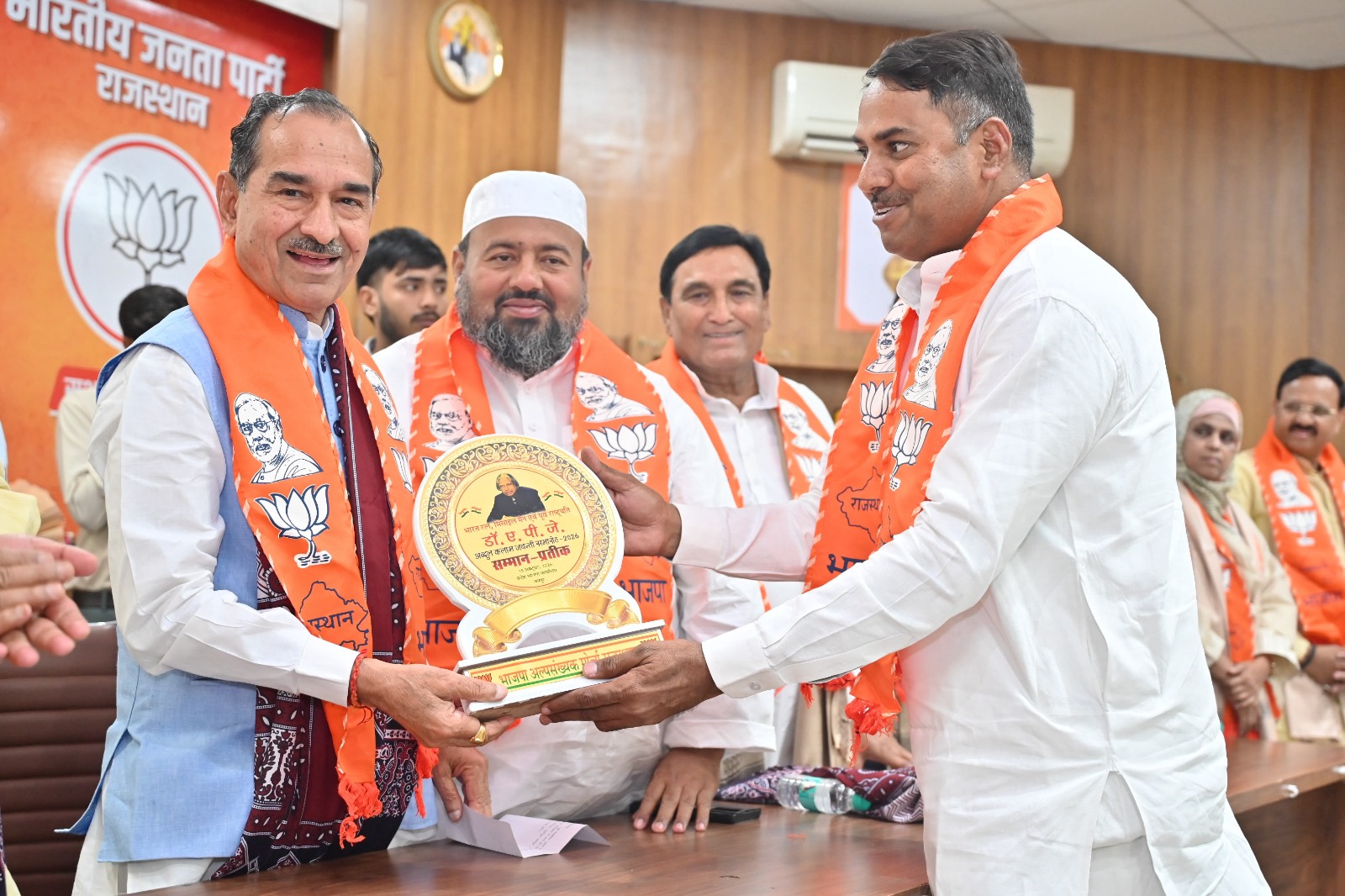 सेमिनार में भाजपा प्रदेशाध्यक्ष ने कार्यकर्ताओं को सम्मानित भी किया। उन्होंने कहा भाजपा सभी के साथ है।