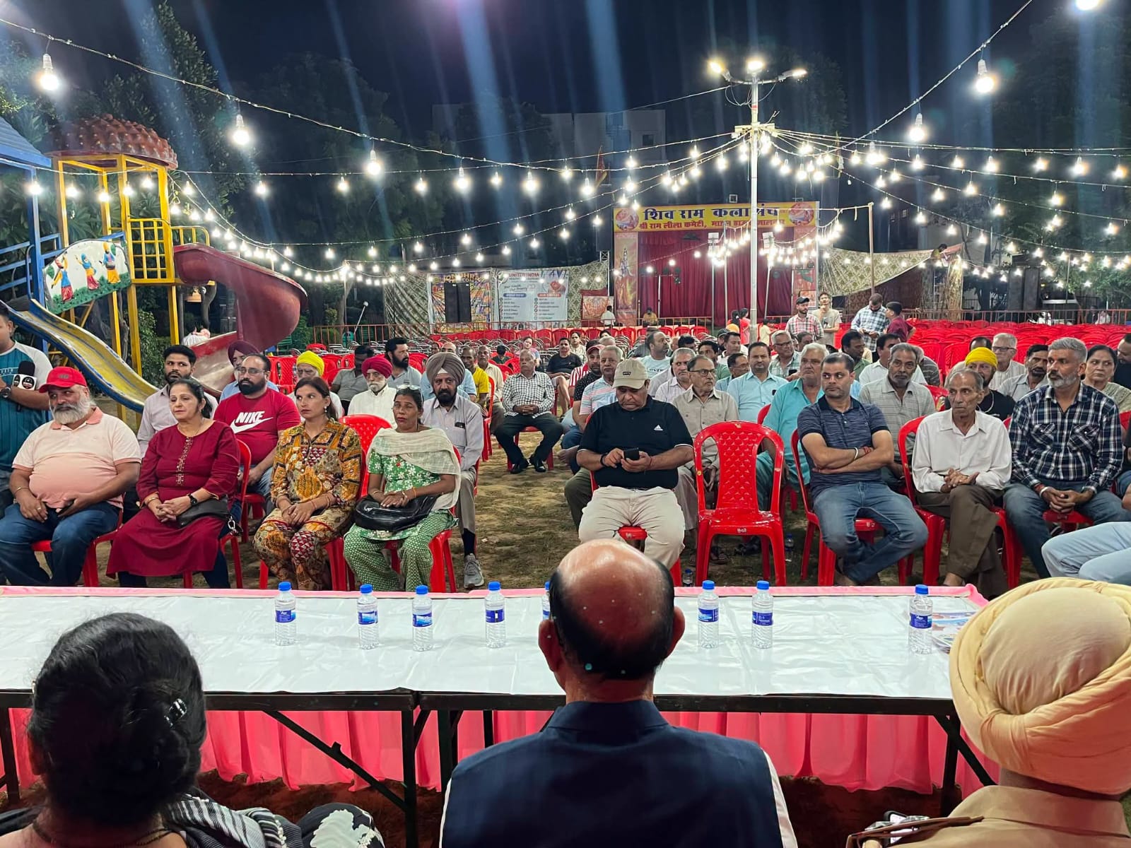 मॉडल हाउस के पार्क दशहरा ग्राउंड में आयोजित बैठक में पहुंचे लोग।