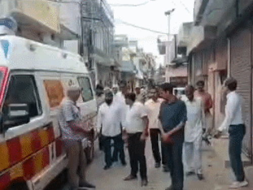 भिवानी आई बैंक से बच्ची के नेत्र लेने पहुंची मेडिकल टीम।