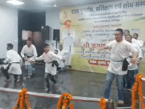 इस दौरान कार्यक्रम में डांस प्रस्तुतियां भी दी गईं।