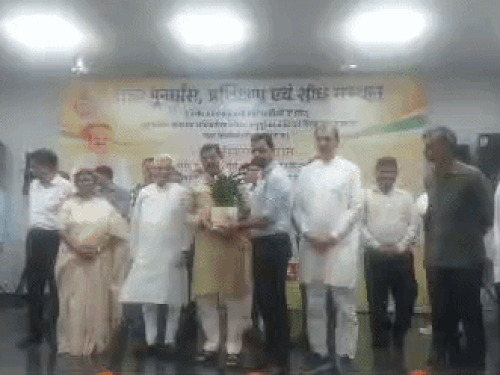 रोहतक की सिरतार संस्था में मंत्री कृष्ण बेदी को सम्मानित करते हुए। - Dainik Bhaskar