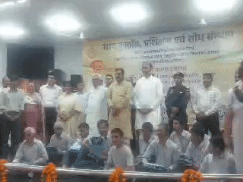 कार्यक्रम में बच्चों को वर्दी देते हुए मंत्री कृष्ण बेदी।