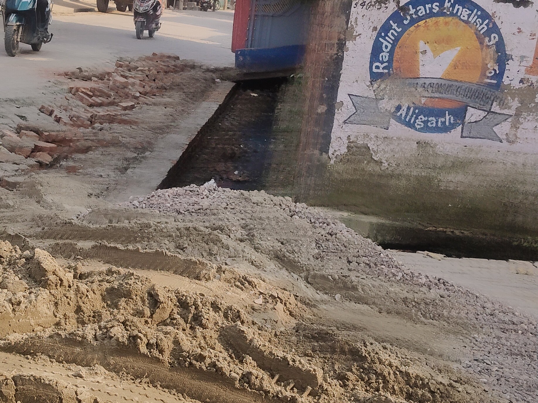 Aligarh Ward 15 Broken Roads | Residents Struggle With Potholes & Danger