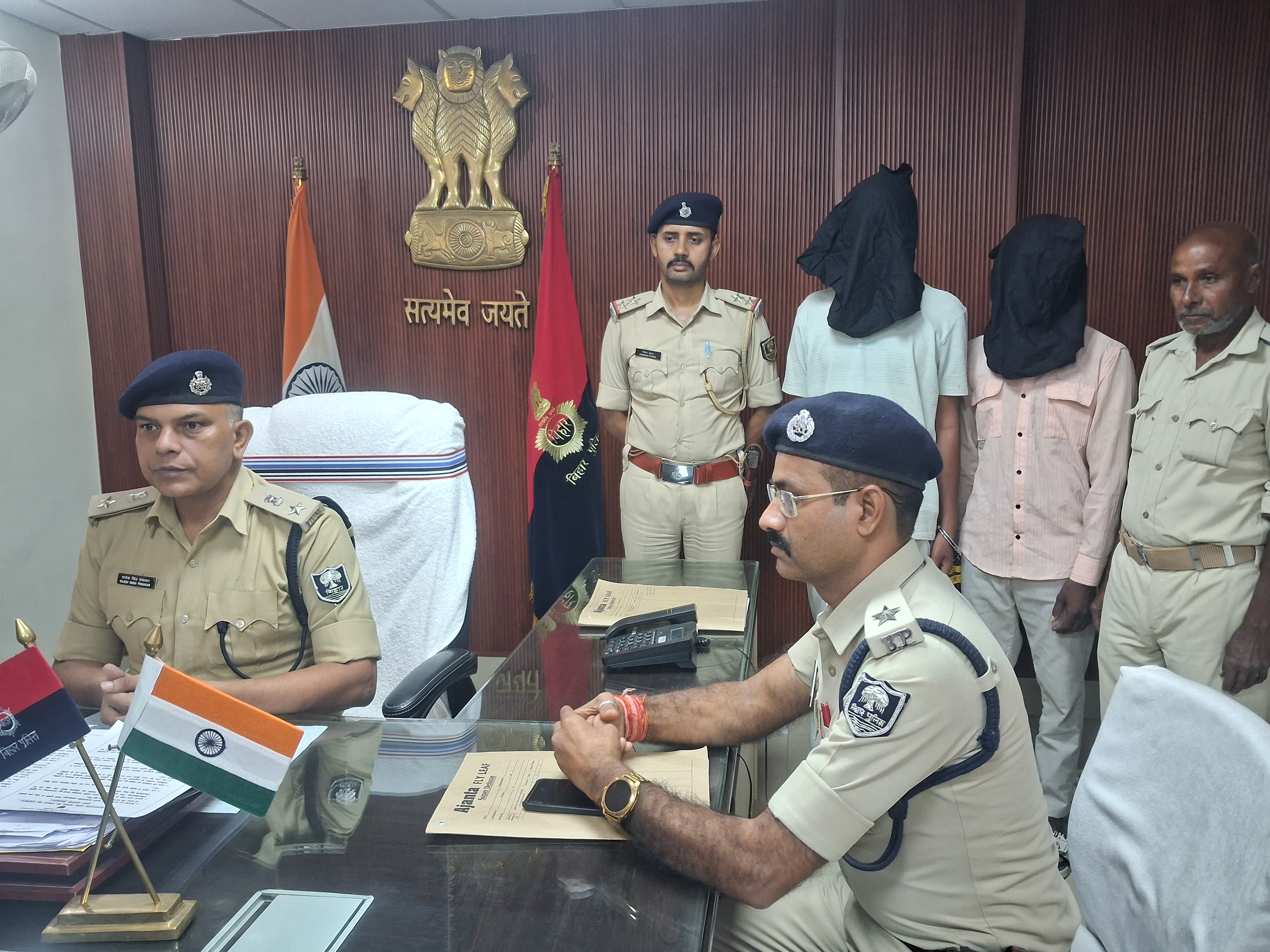 पुलिस हिरासत में गिरफ्तार आरोपी। मर्डर के आरोपी के साथ पुलिस ने लूट मामले के एक आरोपी को भी मीडिया के सामने पेश किया।
