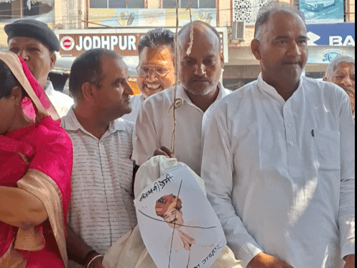 कांग्रेस कार्यकर्ताओं ने मदन राठौड़ के पुतले को 1 घंटे तक पेड़ से लटकाए रखा।