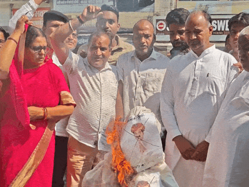 मदन राठौड़ का पुतला जलाते हुए।