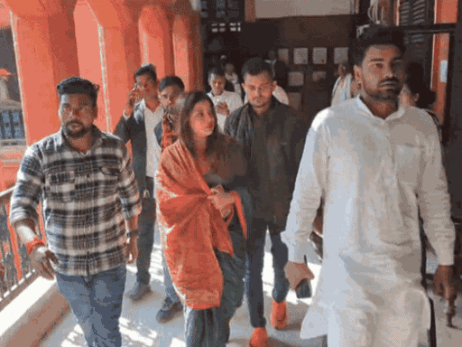 ये तस्वीर 11 फरवरी की है। तलाक केस में सुनवाई के दौरान आरा कोर्ट पहुंची थीं।