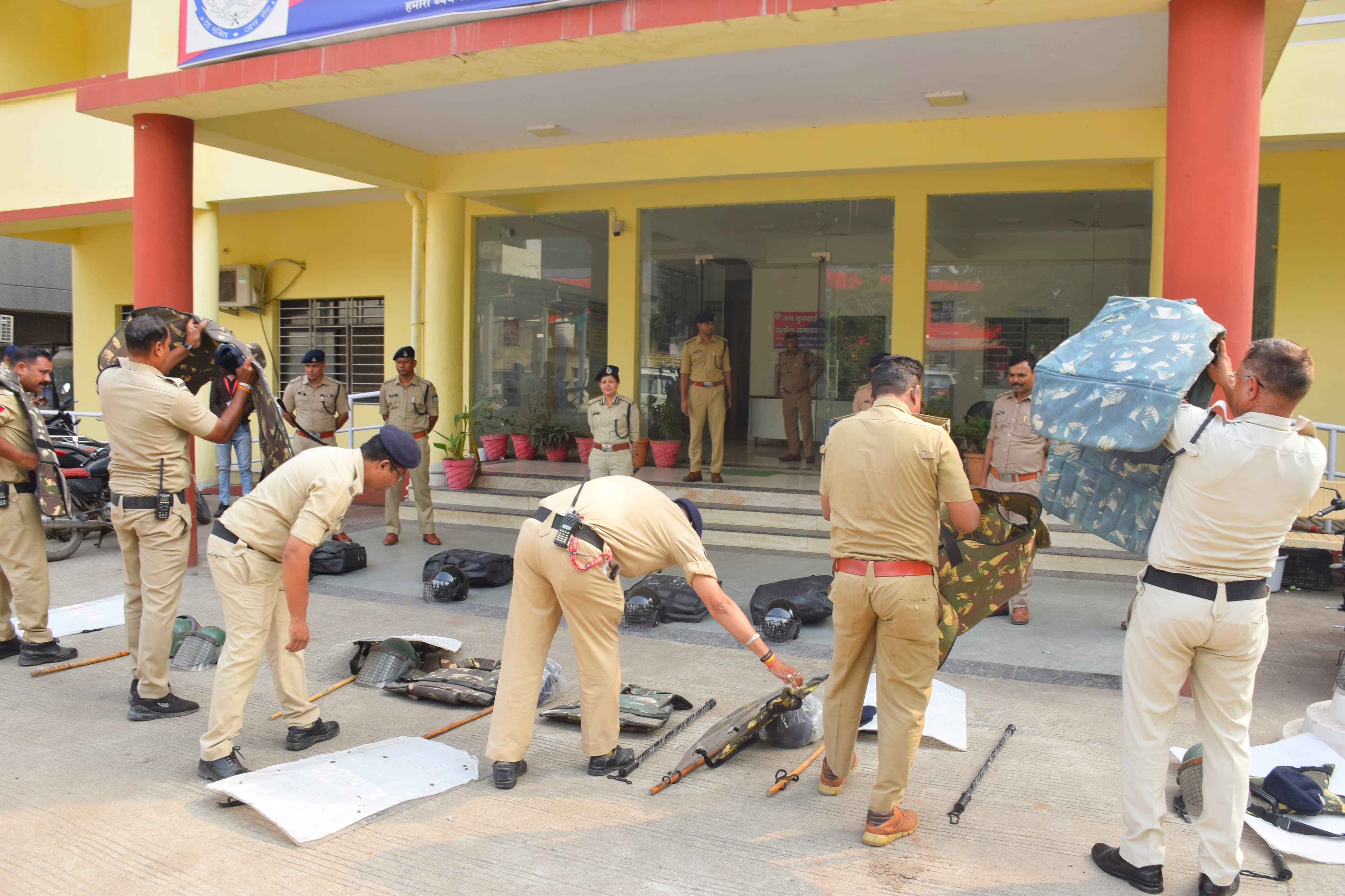डीआईजी ने पदमनगर थाने पर बलवा ड्रिल देखी।